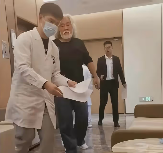 張紀中一家七口度假,混血私生子秀中國功夫,與小4歲岳父無交流