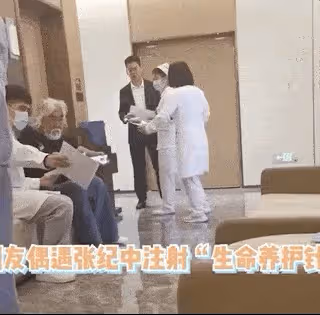 張紀中一家七口度假,混血私生子秀中國功夫,與小4歲岳父無交流
