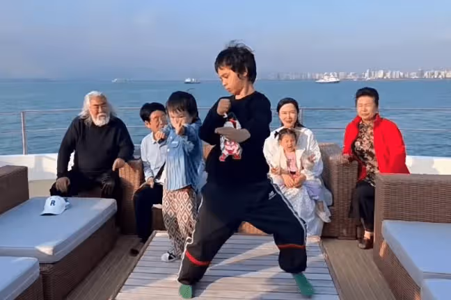 張紀中一家七口度假,混血私生子秀中國功夫,與小4歲岳父無交流