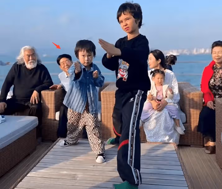 張紀中一家七口度假,混血私生子秀中國功夫,與小4歲岳父無交流