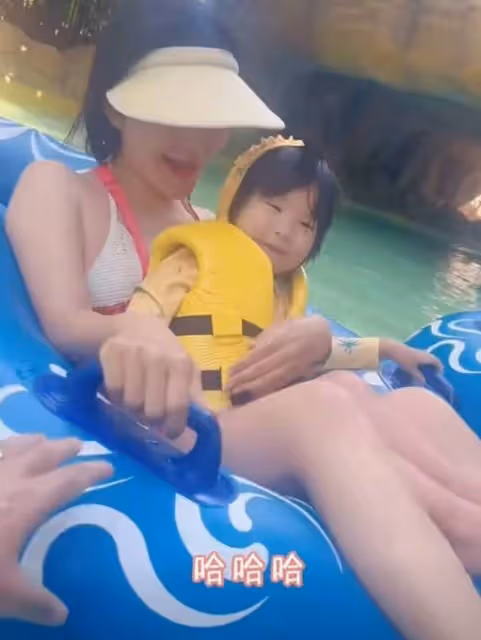 張紀中一家七口度假,混血私生子秀中國功夫,與小4歲岳父無交流
