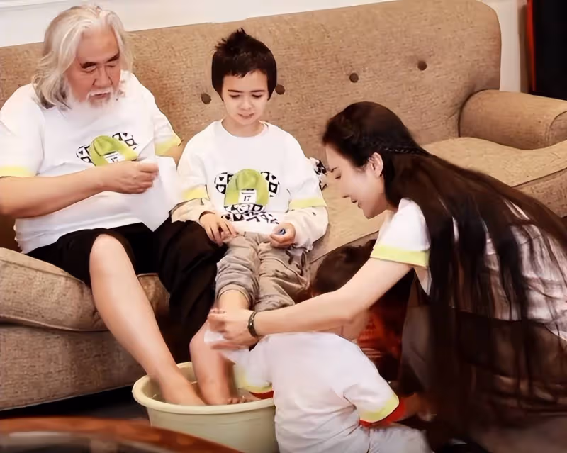 張紀中一家七口度假,混血私生子秀中國功夫,與小4歲岳父無交流