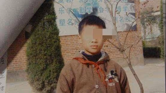 農村男孩弄丟妹妹,在外漂泊十年沒敢回家,回來才知妹妹一直在家