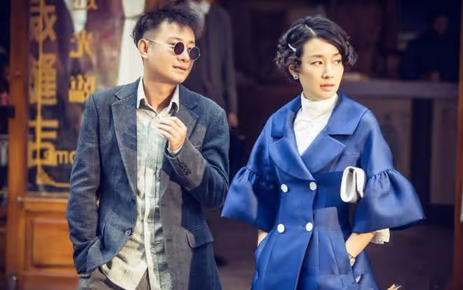 36歲文章近照曝光,扮中老年人演話劇,白髮滄桑目光呆滯惹人心疼