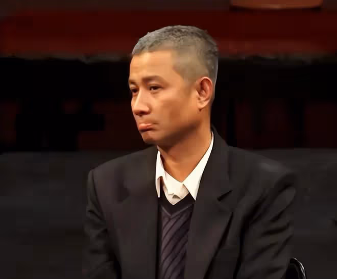 36歲文章近照曝光,扮中老年人演話劇,白髮滄桑目光呆滯惹人心疼
