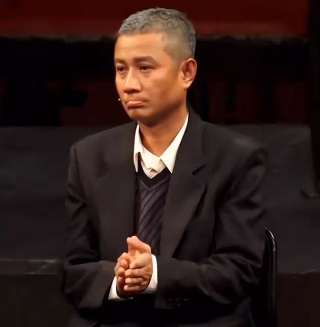 36歲文章近照曝光,扮中老年人演話劇,白髮滄桑目光呆滯惹人心疼