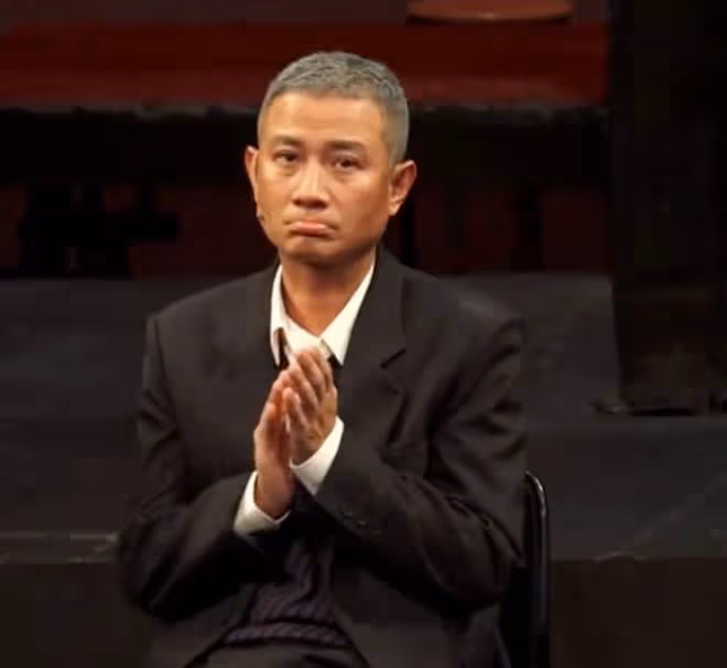 36歲文章近照曝光,扮中老年人演話劇,白髮滄桑目光呆滯惹人心疼