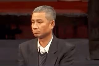 36歲文章近照曝光,扮中老年人演話劇,白髮滄桑目光呆滯惹人心疼