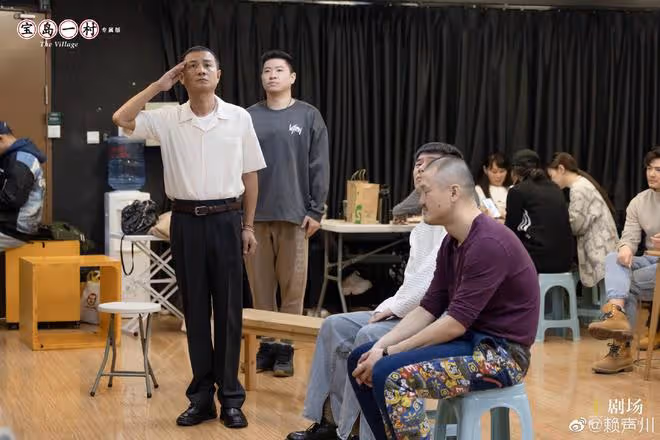 36歲文章近照曝光,扮中老年人演話劇,白髮滄桑目光呆滯惹人心疼