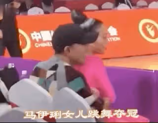 36歲文章近照曝光,扮中老年人演話劇,白髮滄桑目光呆滯惹人心疼