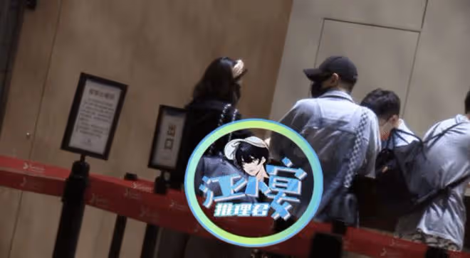 36歲文章近照曝光,扮中老年人演話劇,白髮滄桑目光呆滯惹人心疼