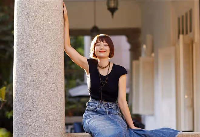 36歲文章近照曝光,扮中老年人演話劇,白髮滄桑目光呆滯惹人心疼