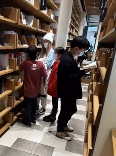 馬蓉帶著兩個孩子一起看書，戴著帽子還戴眼鏡，如今打扮的很潮流