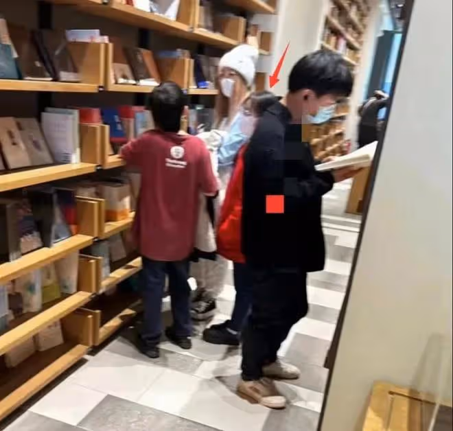 馬蓉帶著兩個孩子一起看書，戴著帽子還戴眼鏡，如今打扮的很潮流