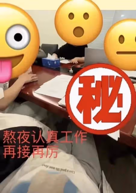 馬蓉帶著兩個孩子一起看書,戴著帽子還戴眼鏡,如今打扮的很潮流