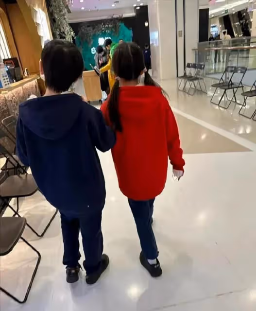 馬蓉帶著兩個孩子一起看書,戴著帽子還戴眼鏡,如今打扮的很潮流