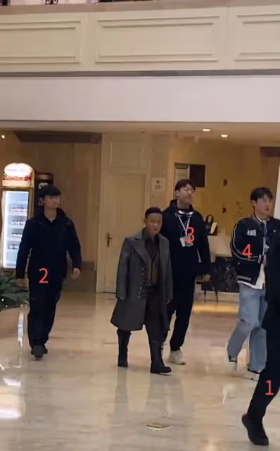 宋小寶:穿長款風衣現身浙江金華,四位助理護駕,個最矮卻最自信