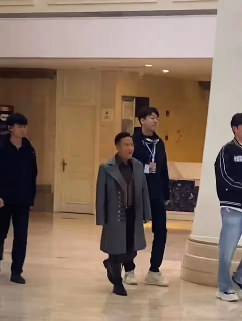 宋小寶:穿長款風衣現身浙江金華,四位助理護駕,個最矮卻最自信