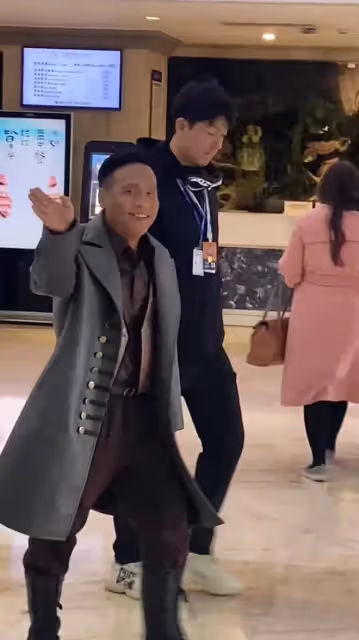 宋小寶:穿長款風衣現身浙江金華,四位助理護駕,個最矮卻最自信