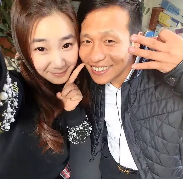 宋小寶:穿長款風衣現身浙江金華,四位助理護駕,個最矮卻最自信