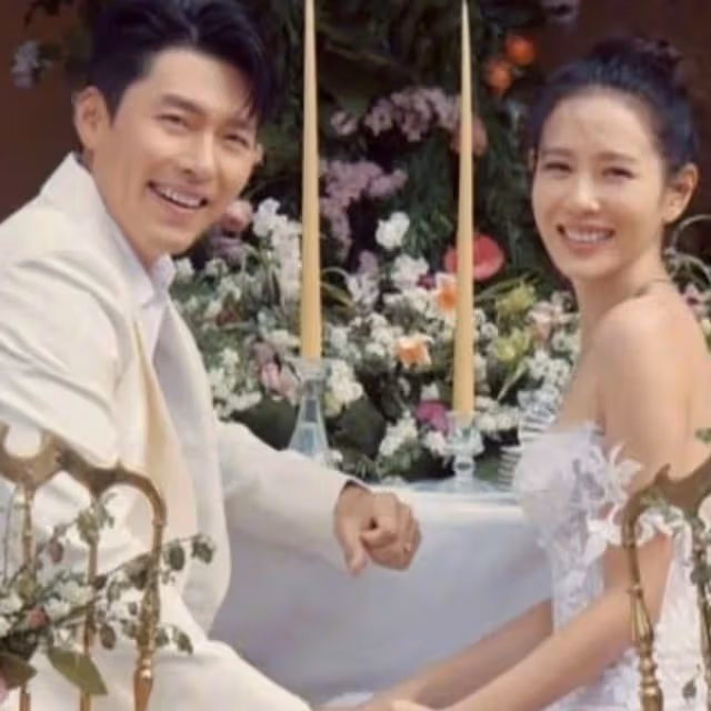 孫藝珍曬照慶祝結婚周年，穿頂奢抹胸婚紗，牽手甜笑破離婚傳聞