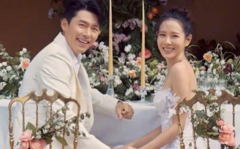 孫藝珍曬照慶祝結婚周年,穿頂奢抹胸婚紗,牽手甜笑破離婚傳聞