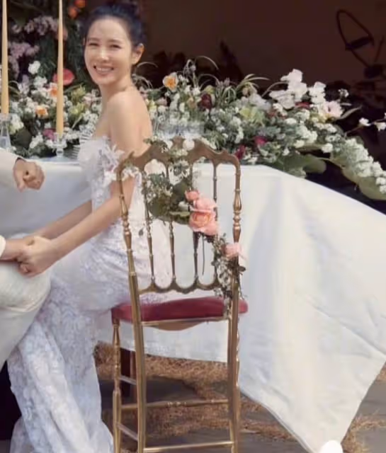 孫藝珍曬照慶祝結婚周年,穿頂奢抹胸婚紗,牽手甜笑破離婚傳聞