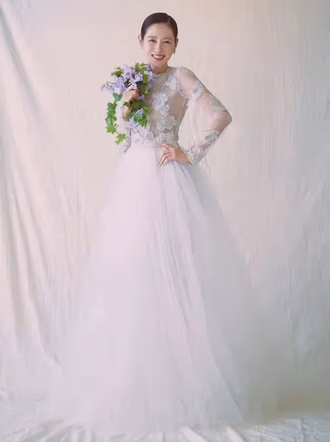 孫藝珍曬照慶祝結婚周年,穿頂奢抹胸婚紗,牽手甜笑破離婚傳聞
