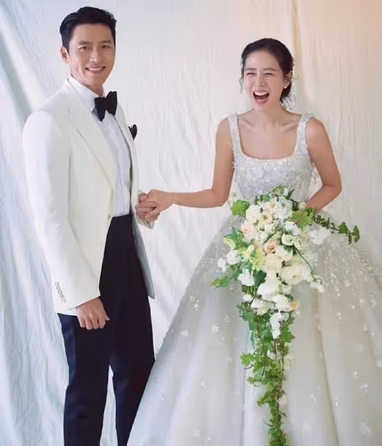 孫藝珍曬照慶祝結婚周年,穿頂奢抹胸婚紗,牽手甜笑破離婚傳聞