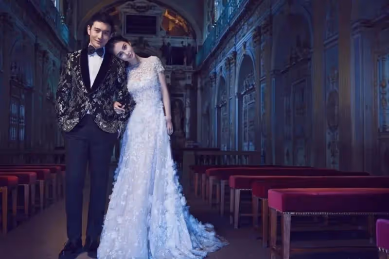 孫藝珍曬照慶祝結婚周年,穿頂奢抹胸婚紗,牽手甜笑破離婚傳聞