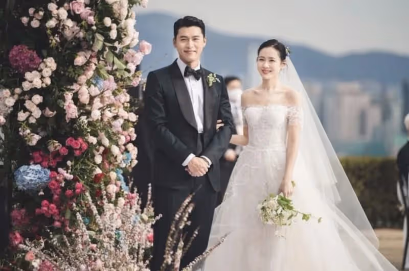 孫藝珍曬照慶祝結婚周年,穿頂奢抹胸婚紗,牽手甜笑破離婚傳聞