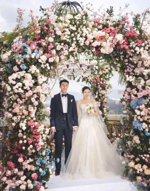 孫藝珍曬照慶祝結婚周年,穿頂奢抹胸婚紗,牽手甜笑破離婚傳聞