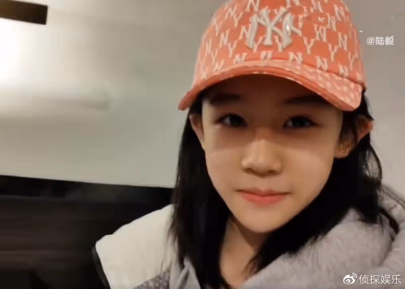 陸毅曬兩個女兒近照,貝兒和小葉子顏值變化大,一個像爸一個像媽