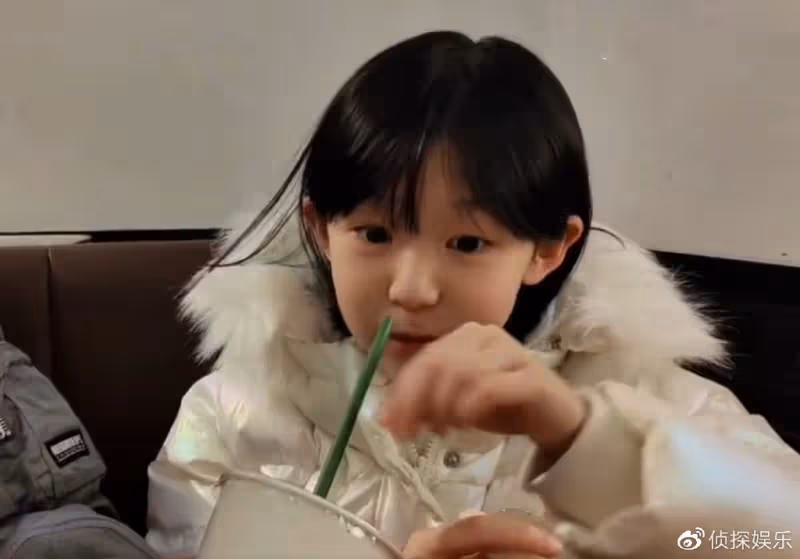 陸毅曬兩個女兒近照,貝兒和小葉子顏值變化大,一個像爸一個像媽