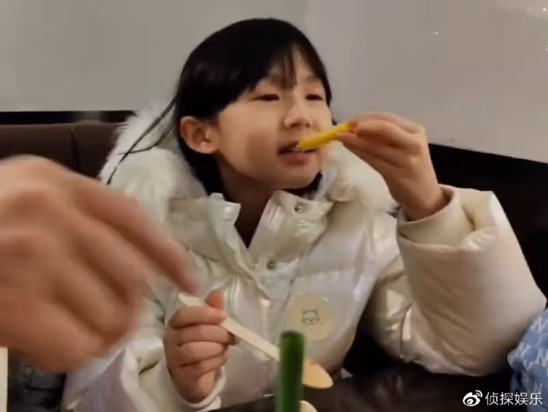 陸毅曬兩個女兒近照,貝兒和小葉子顏值變化大,一個像爸一個像媽