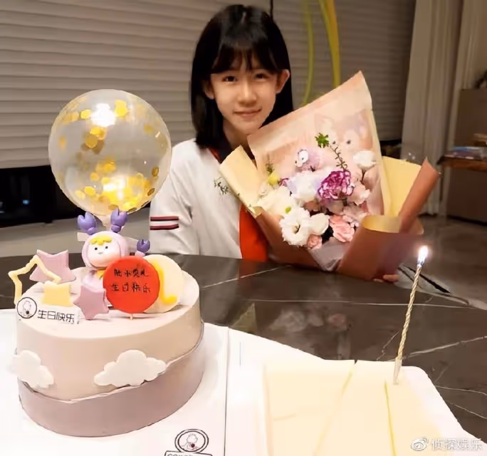 陸毅曬兩個女兒近照,貝兒和小葉子顏值變化大,一個像爸一個像媽