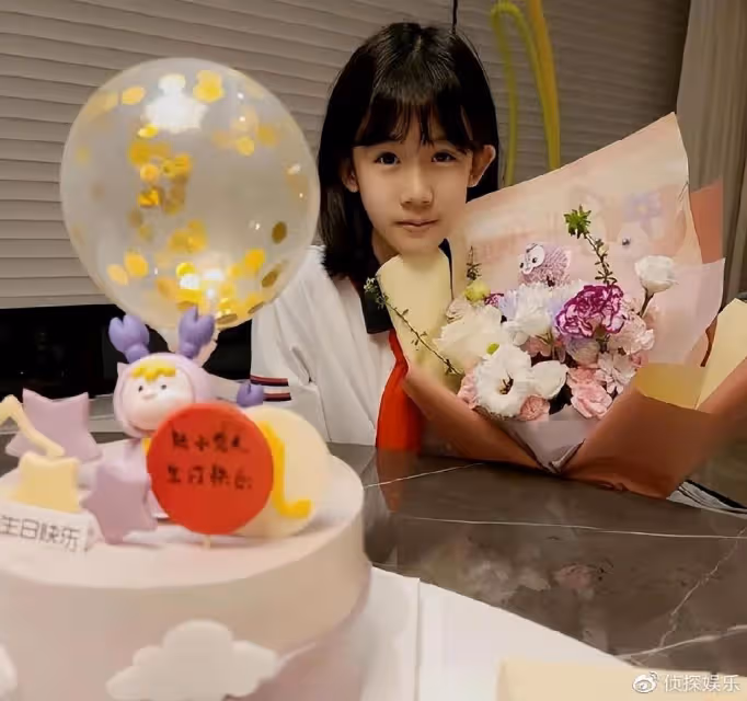 陸毅曬兩個女兒近照,貝兒和小葉子顏值變化大,一個像爸一個像媽