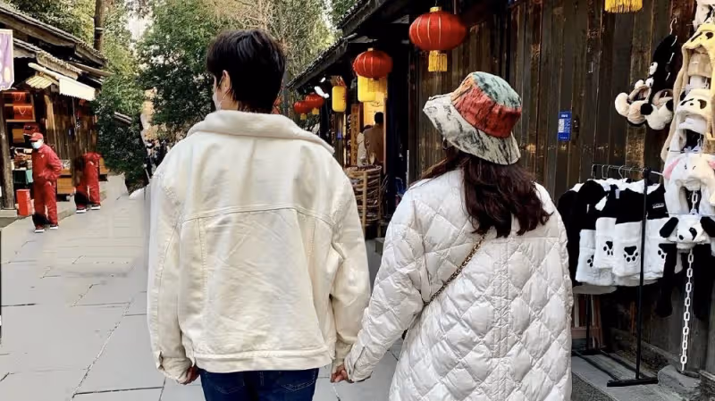 43歲陳喬恩慶結婚一周年，曬牽手照秀幸福，曾暗示Alan不是她的理想型