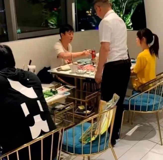 王思聰陪新女伴吃飯,小肉安帳號已停更3月,秀恩愛的動態仍未刪