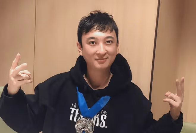 王思聰陪新女伴吃飯,小肉安帳號已停更3月,秀恩愛的動態仍未刪