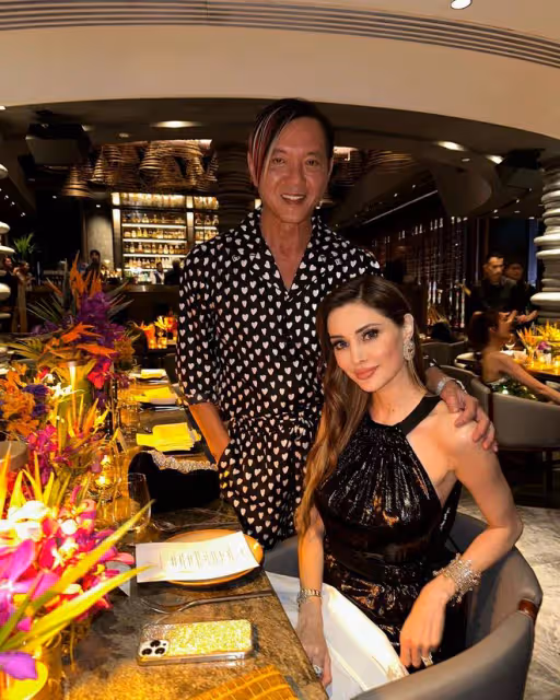 億萬富豪洪永時出席活動,4婚妻子穿短裙秀長腿,結婚10年仍恩愛