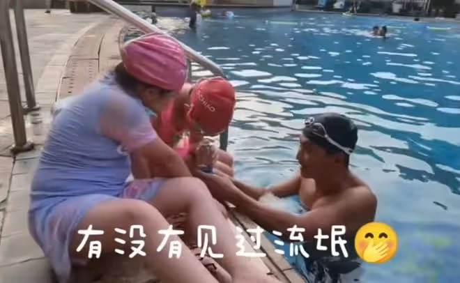 63歲何家勁默認當爸,曬與倆娃同框照,點贊隱婚有2個女兒評論