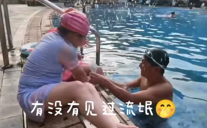 63歲何家勁默認當爸,曬與倆娃同框照,點贊隱婚有2個女兒評論