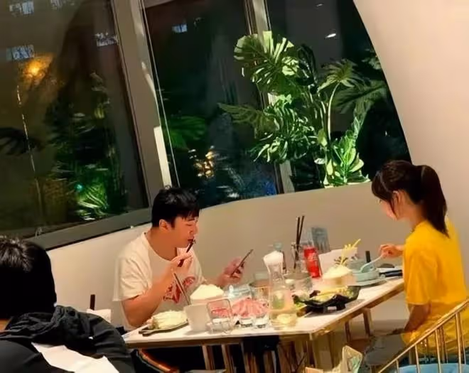 王思聰又換新女友了?女方長相清純顏值超高,神似奶茶妹妹章澤天