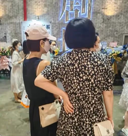 38歲文章出席活動模樣大變，頭髮花白還斑禿，提及傷心事痛哭不止