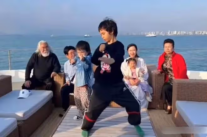 71歲張紀中帶杜星霖一家出遊,岳母小他11歲,小4歲岳父悶悶不樂