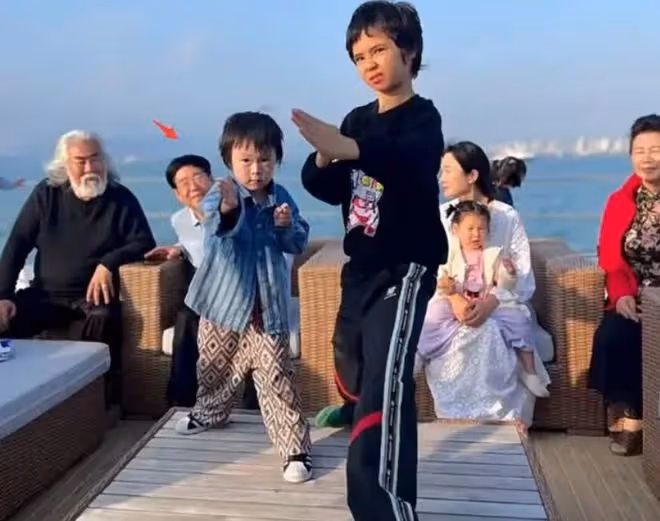 71歲張紀中帶杜星霖一家出遊,岳母小他11歲,小4歲岳父悶悶不樂