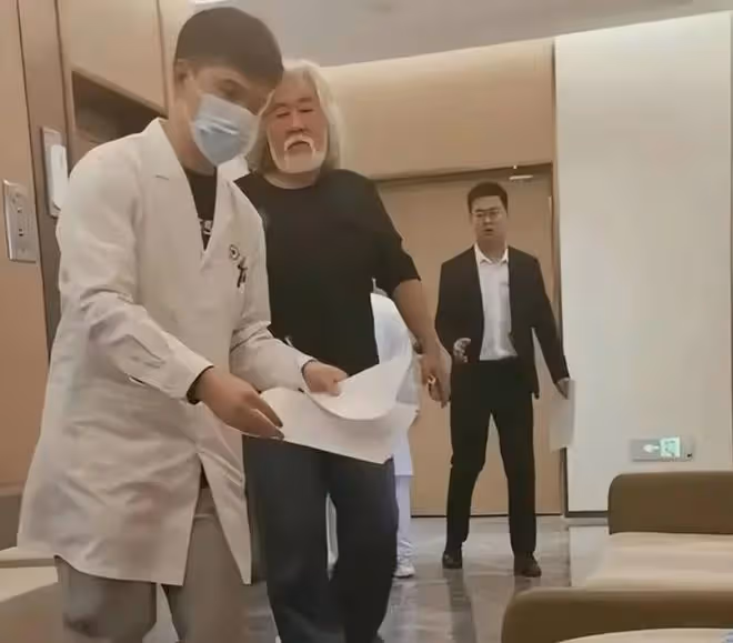 71歲張紀中帶杜星霖一家出遊,岳母小他11歲,小4歲岳父悶悶不樂