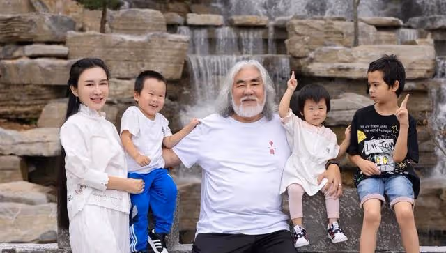 71歲張紀中帶杜星霖一家出遊,岳母小他11歲,小4歲岳父悶悶不樂