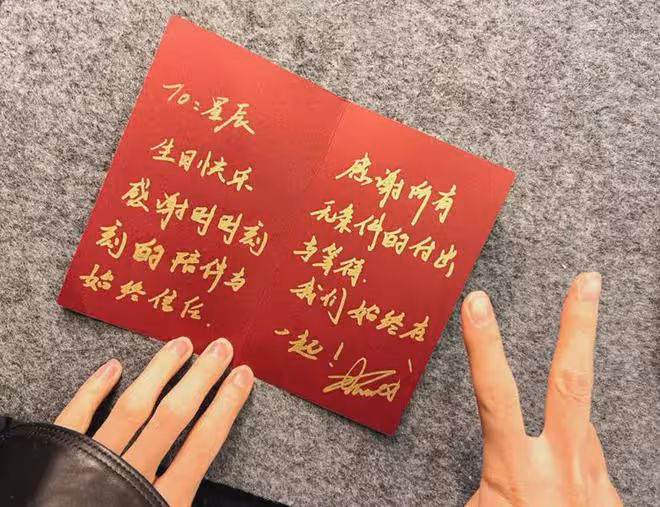 張新成穿深V露背裝惹爭議，陰柔感變得越來越強，被質疑入戲太深